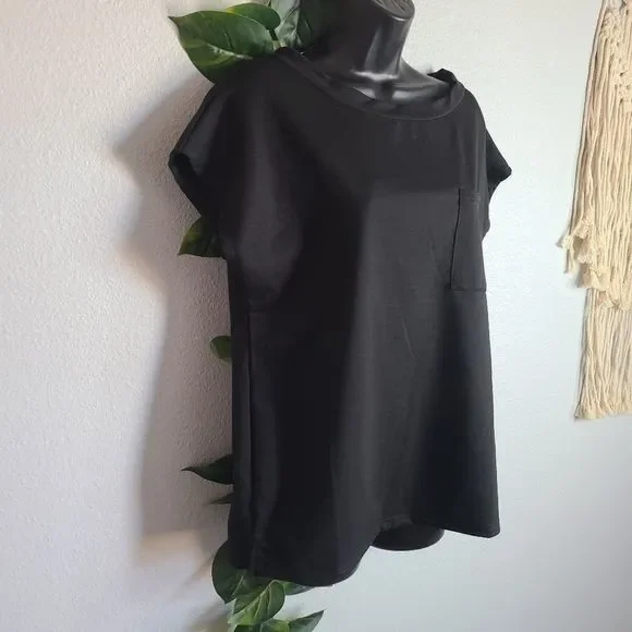 Medium Black Top With Pocket - Picture 2 of 4